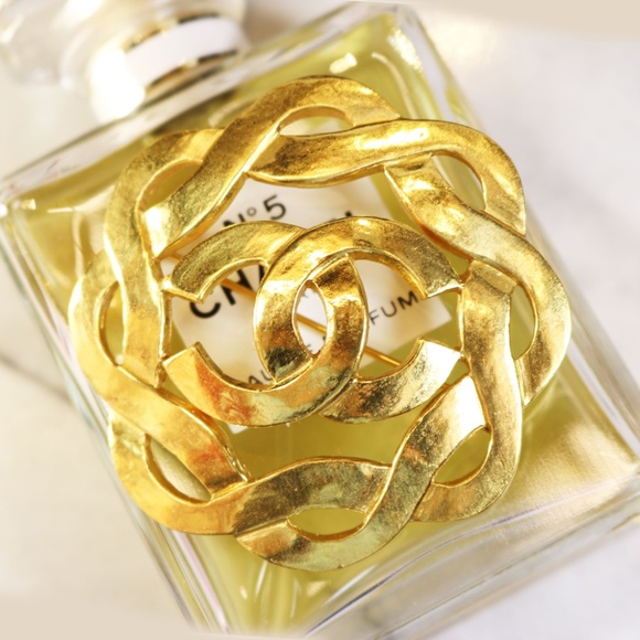 Chanel CC Logo Gold Plated Swirl Brooch with Box ~ Made In France *signed* - Picture 3 of 16